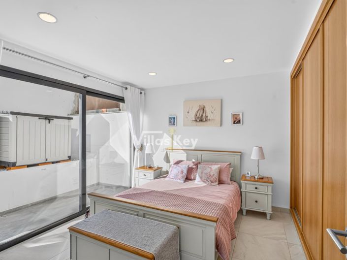 Image No.18-4 Bed House for sale