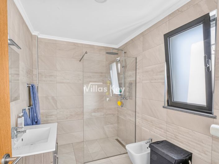 Image No.19-4 Bed House for sale