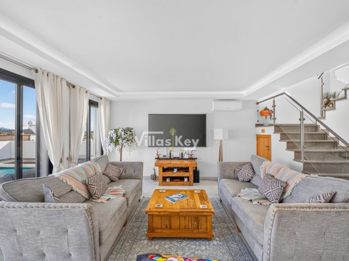 Image No.8-4 Bed House for sale