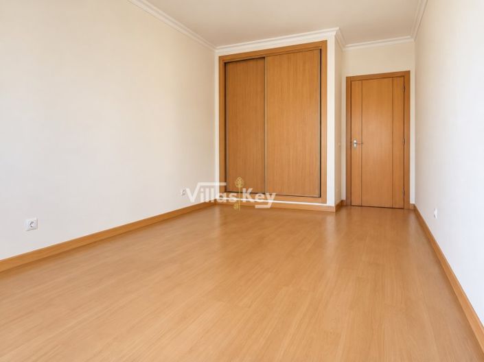 Image No.10-3 Bed Apartment for sale