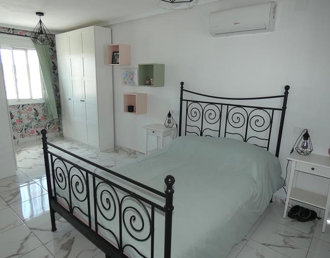 Image No.12-4 Bed Villa / Detached for sale