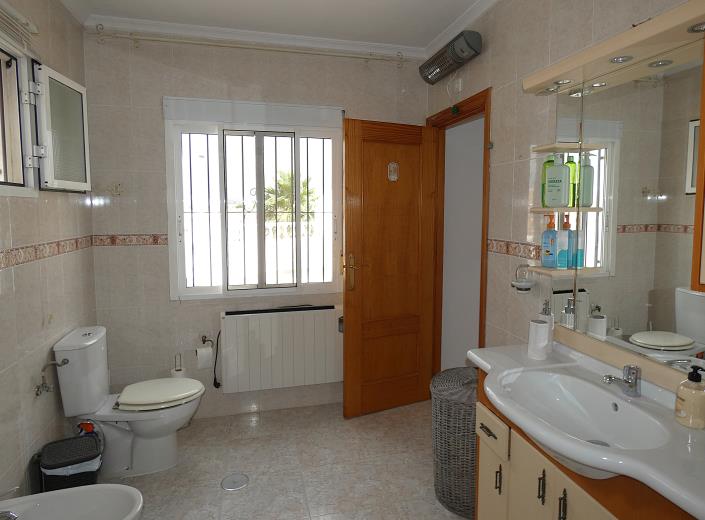 Image No.29-3 Bed Villa / Detached for sale