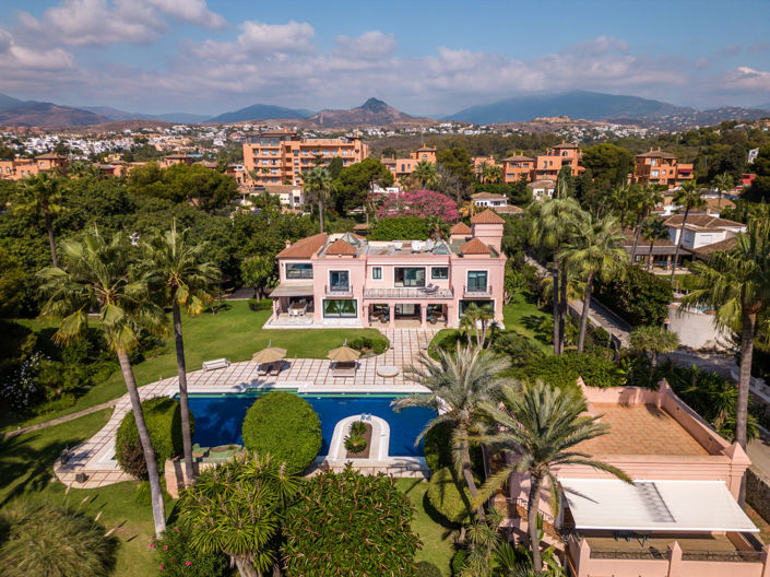 Image No.1-8 Bed Villa for sale