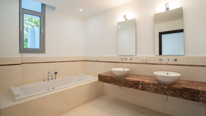 Image No.5-5 Bed Villa for sale