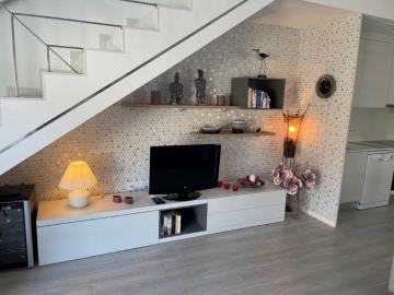 Bech-i-livingroom-with-TV-and-internettpossible