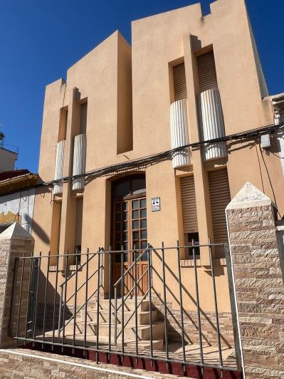 Image No.2-4 Bed House for sale