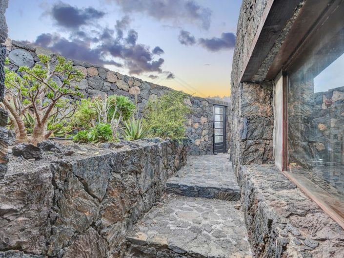 Image No.17-2 Bed Farmhouse for sale