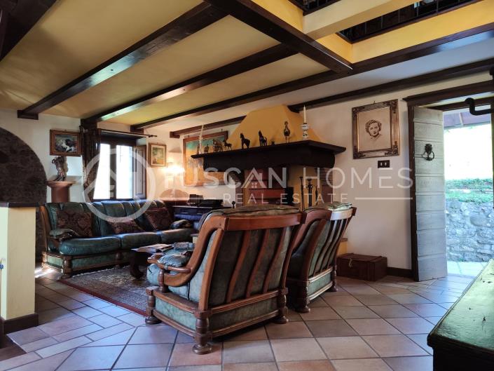 Image No.19-4 Bed Farmhouse for sale