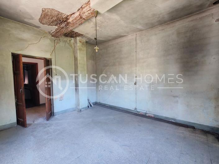 Image No.18-4 Bed Farmhouse for sale