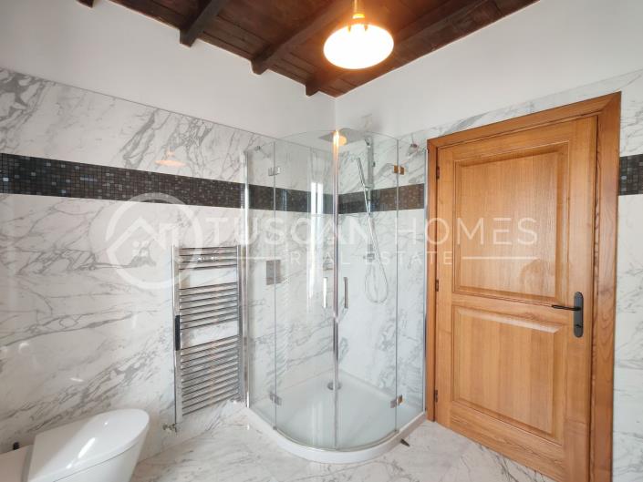 Image No.8-6 Bed Farmhouse for sale