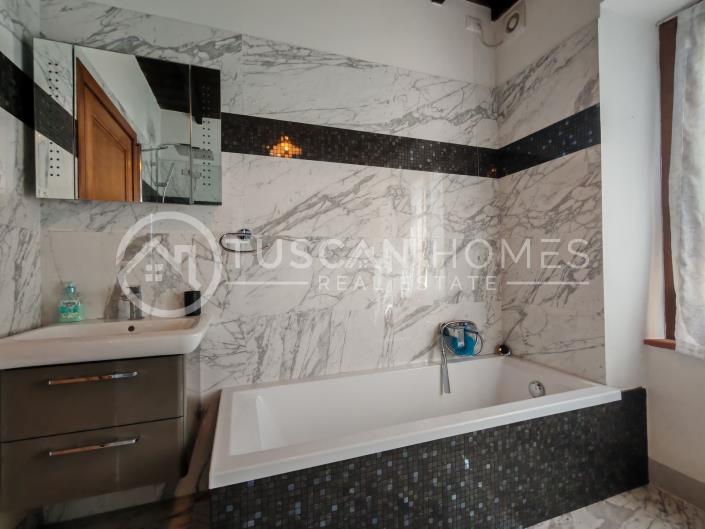 Image No.10-6 Bed Farmhouse for sale