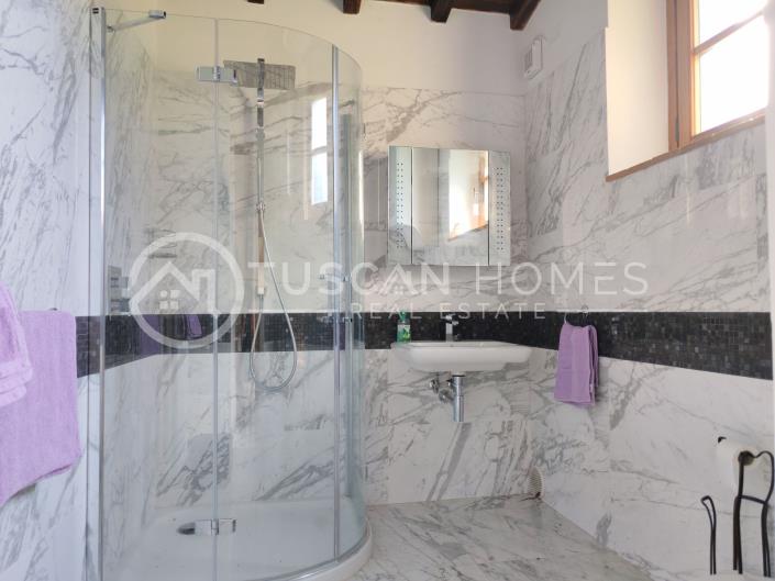 Image No.17-6 Bed Farmhouse for sale