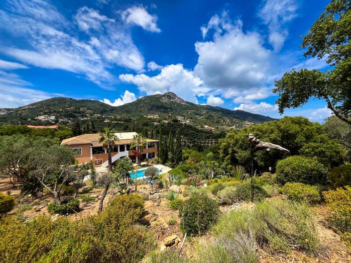 Image No.12-6 Bed Villa / Detached for sale