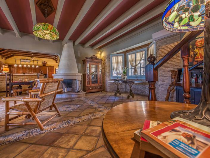 Image No.10-8 Bed Villa / Detached for sale