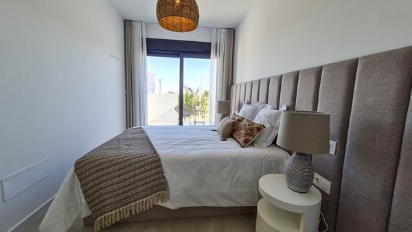 Image No.20-3 Bed Townhouse for sale