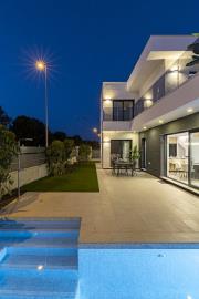m_--Tindra-Golf-1---jardin-y-fachada-noche