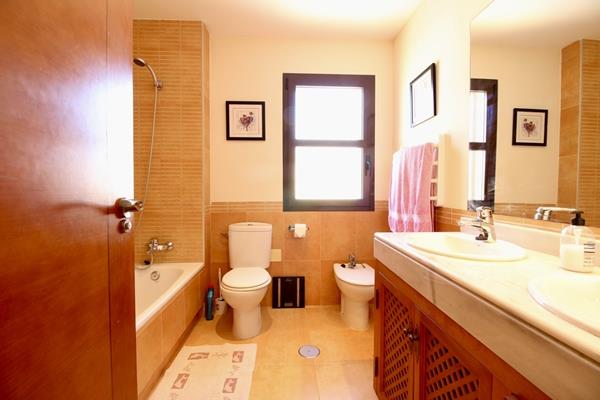 Image No.31-3 Bed Villa / Detached for sale