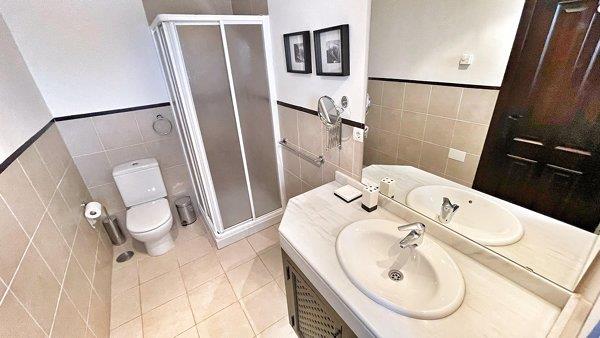 Image No.44-3 Bed Villa / Detached for sale