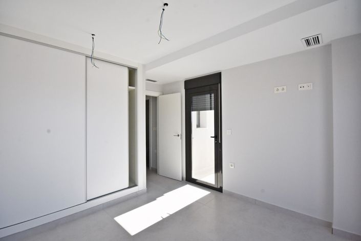 Image No.25-3 Bed Villa for sale