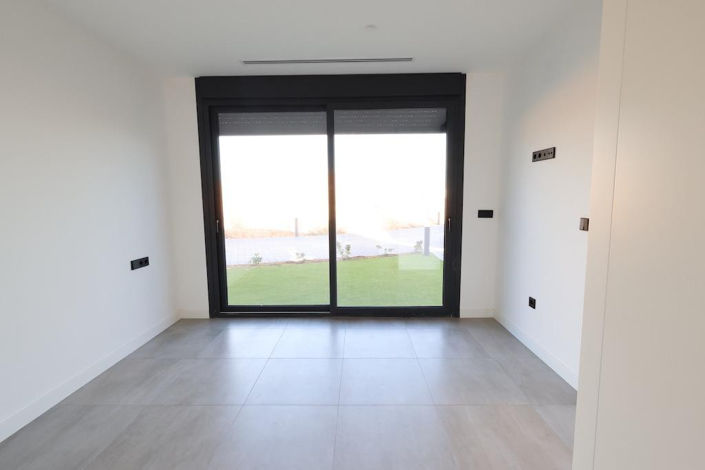 Image No.15-3 Bed Villa for sale