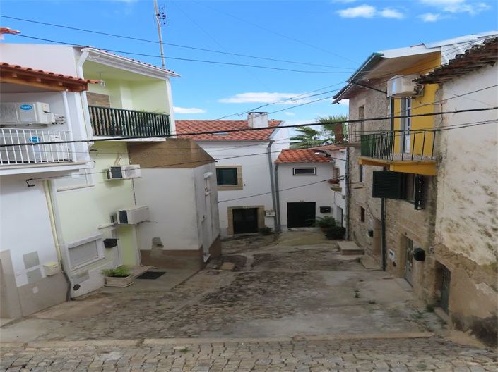 Image No.10-3 Bed Property for sale