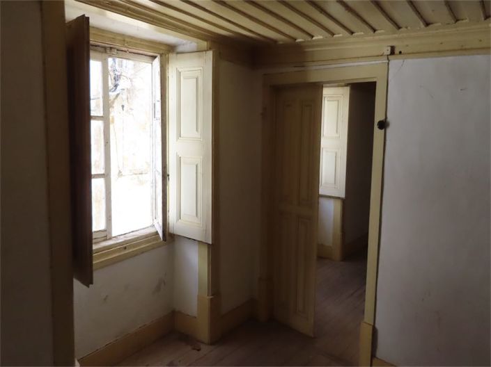 Image No.12-3 Bed Property for sale