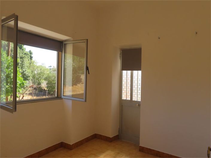 Image No.14-6 Bed Property for sale