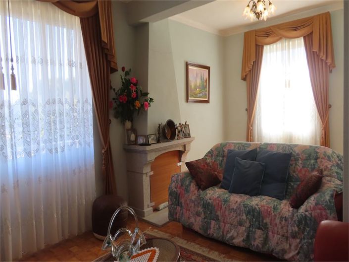 Image No.20-6 Bed Property for sale