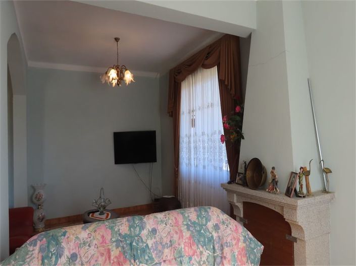 Image No.30-6 Bed Property for sale