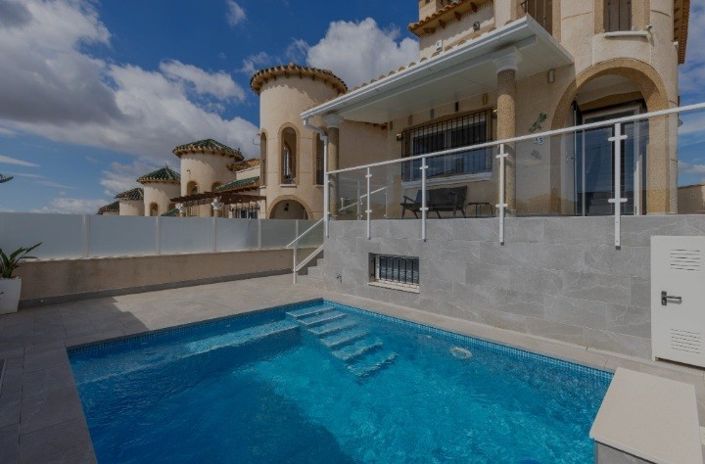 Image No.1-4 Bed Villa for sale