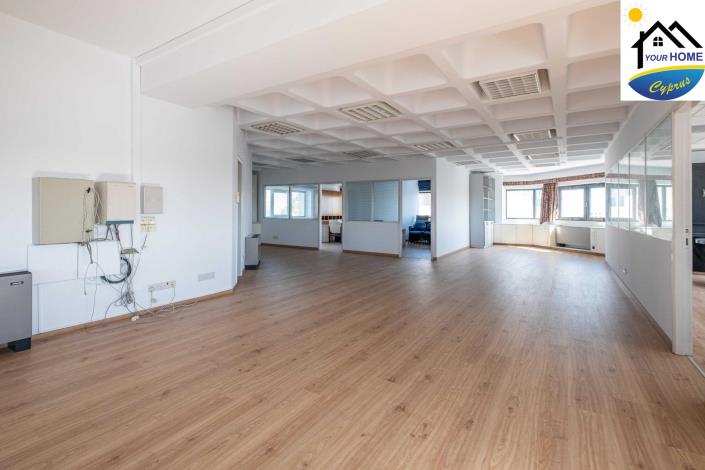 Image No.2-Commercial à vendre à Larnaca