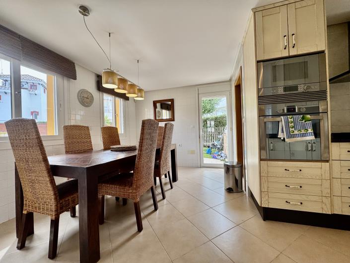 Image No.12-4 Bed Villa / Detached for sale