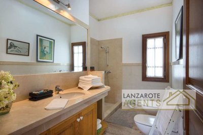 1de70ca2-61e1-35e8-9bec-b110fc6ae414