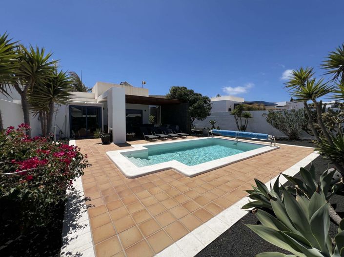 Image No.1-3 Bed Villa for sale