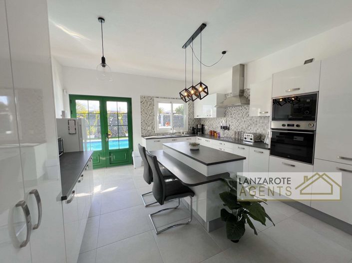 Image No.2-Villa de 4 chambres à vendre à Yaiza