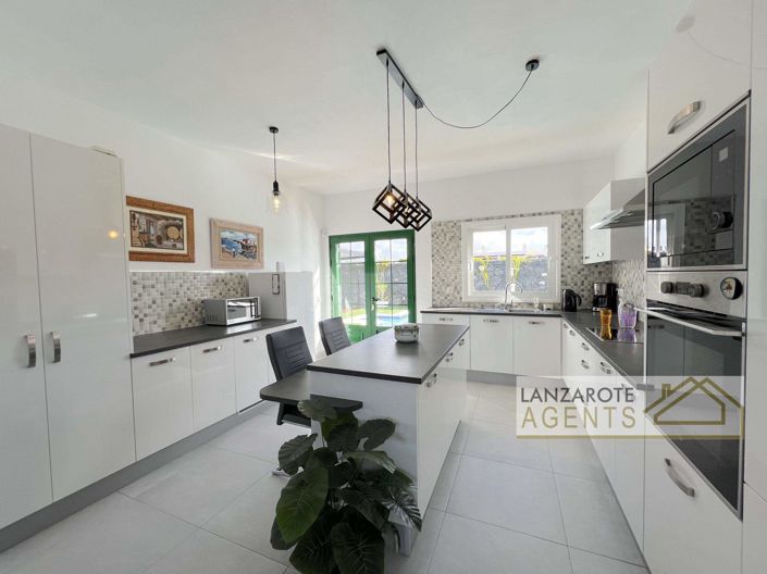 Image No.3-Villa de 4 chambres à vendre à Yaiza