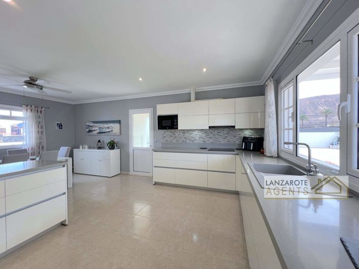 Image No.2-Villa de 4 chambres à vendre à Yaiza