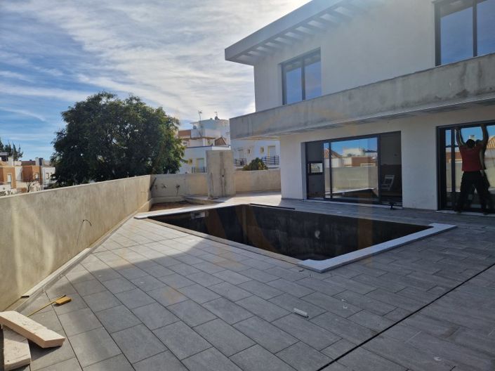 Image No.1-5 Bed House for sale