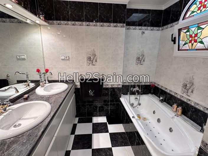 Image No.21-3 Bed Apartment for sale