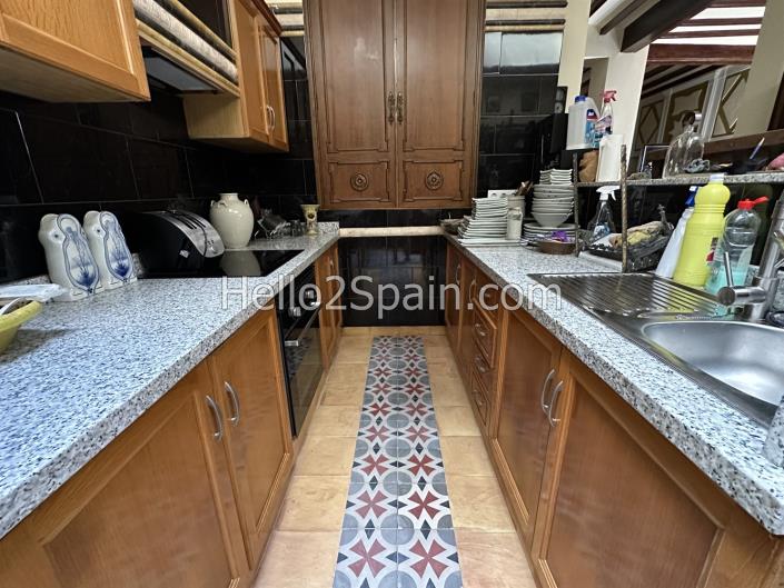 Image No.11-8 Bed Townhouse for sale