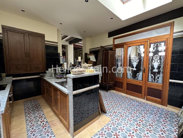 Image No.13-8 Bed Townhouse for sale