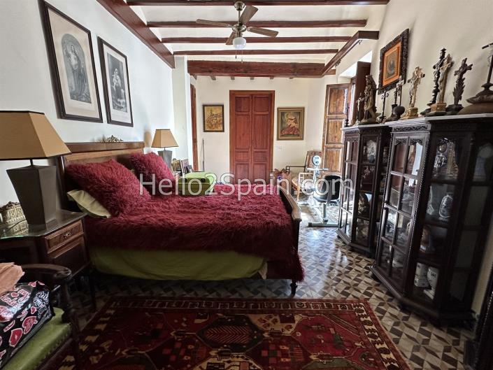 Image No.22-8 Bed Townhouse for sale