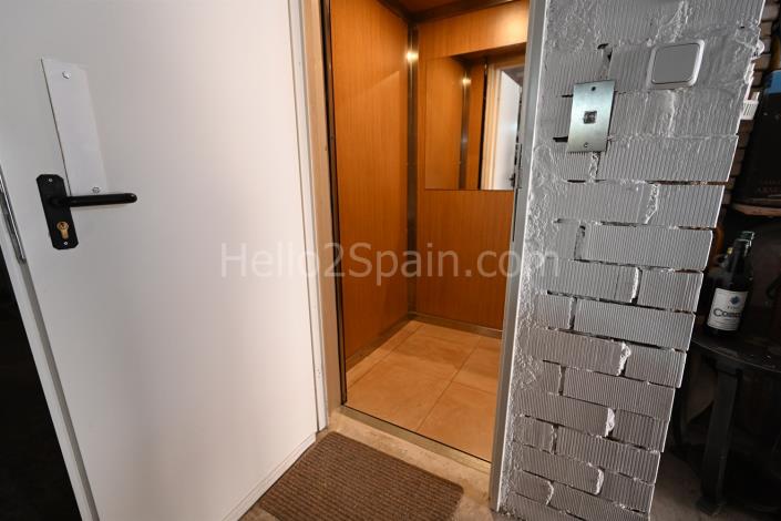 Image No.8-8 Bed House for sale