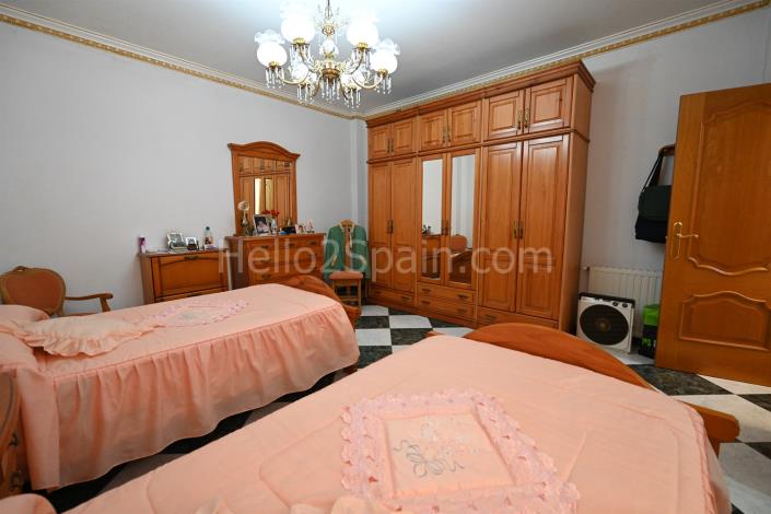 Image No.29-3 Bed Townhouse for sale