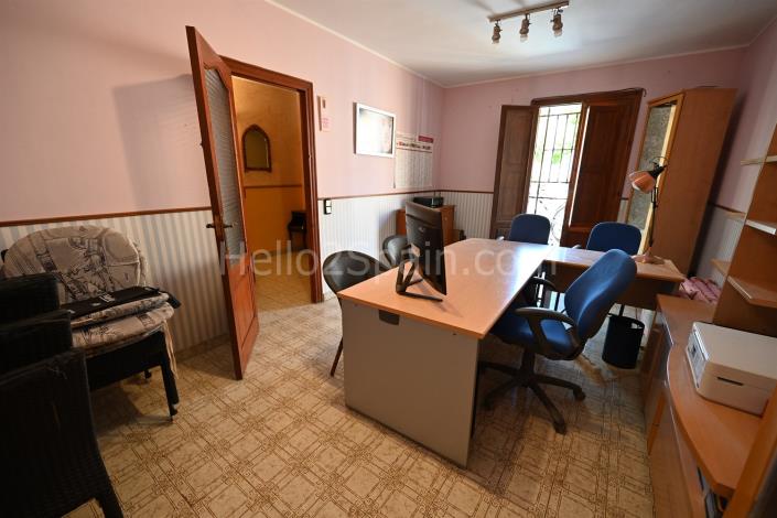 Image No.10-6 Bed Studio for sale