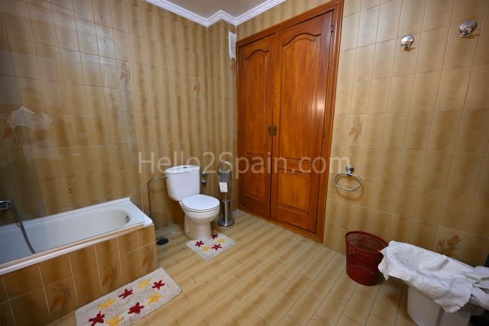 Image No.21-6 Bed Studio for sale
