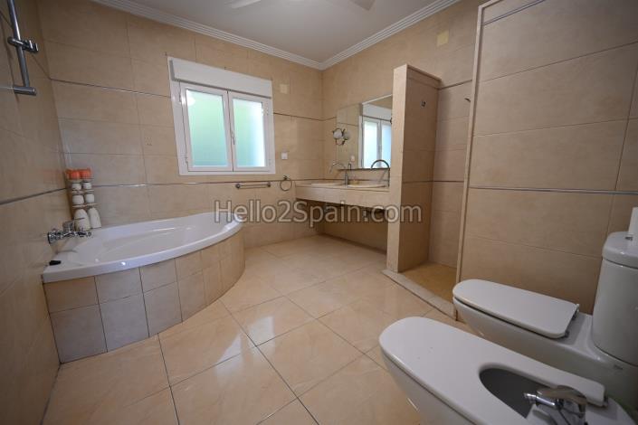 Image No.17-4 Bed Villa / Detached for sale
