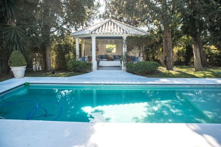 Image No.1-8 Bed Villa for sale