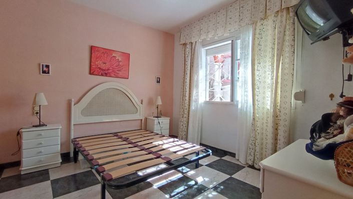 Image No.12-4 Bed Townhouse for sale