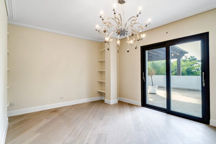 Image No.12-6 Bed Villa for sale